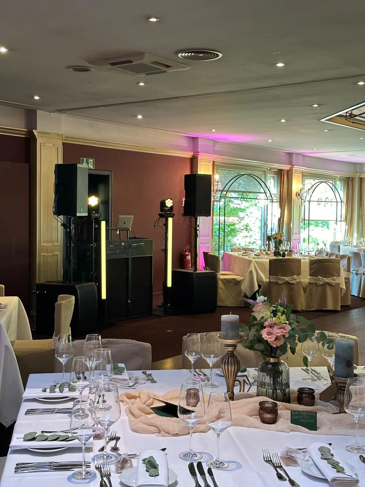 DJ-Aufbau mit Sternenlicht im Festsaal